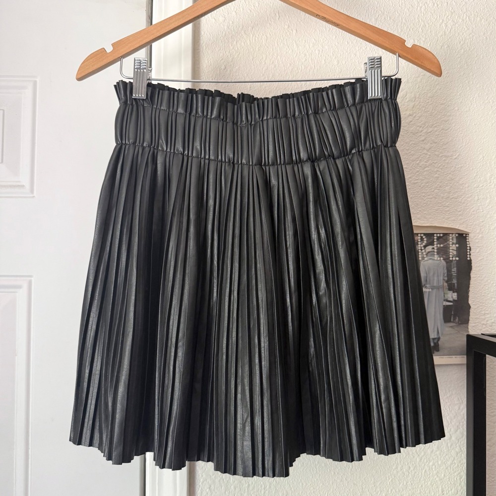 POMANDER PLACE black pu pleather faux leather pleated mini skirt shorts skort